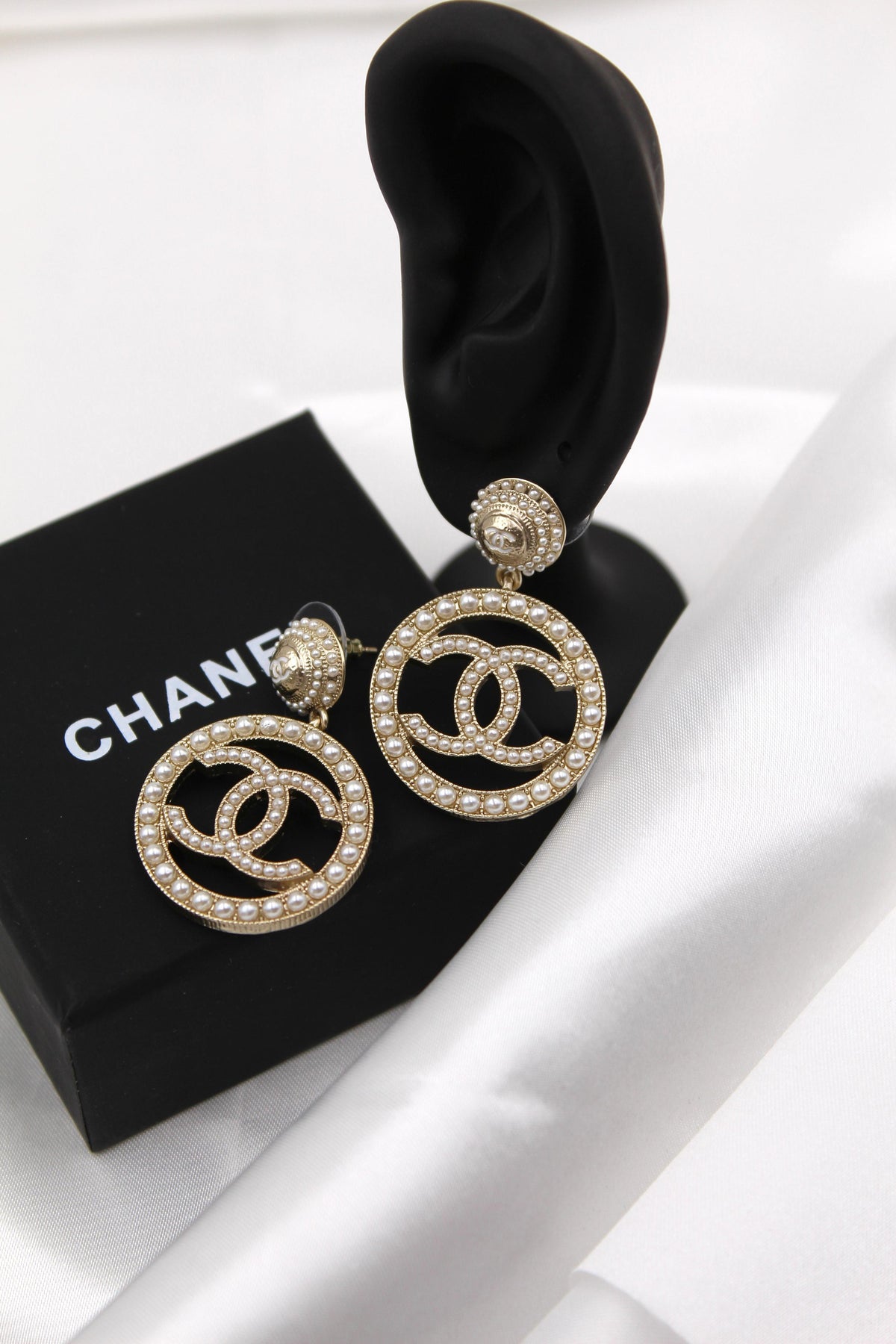 HANEL – Gold CC Crystal Circle Drop Earrings