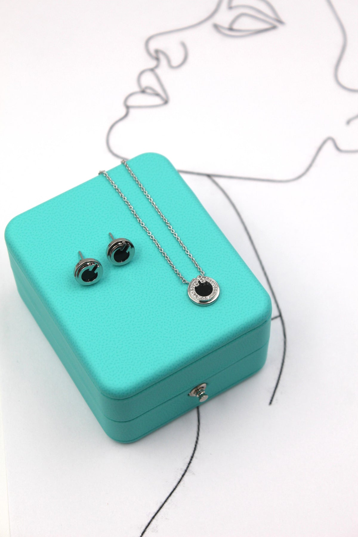 Tiffany & Co. - Round Pendant Necklace and Earrings Set