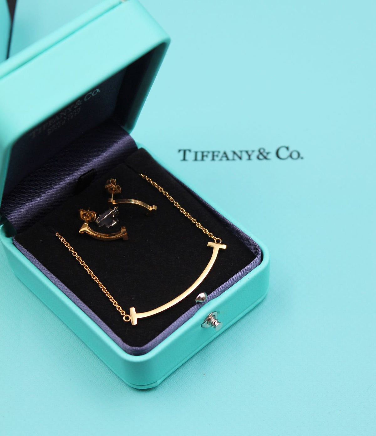 TIFFANY T Smile Necklace and Earrings Set Gold