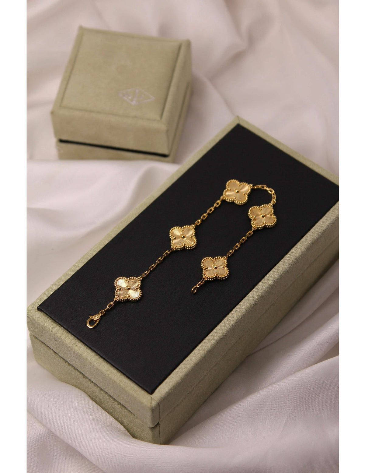 VAN CLEEF Sculpted Flower Bracelet