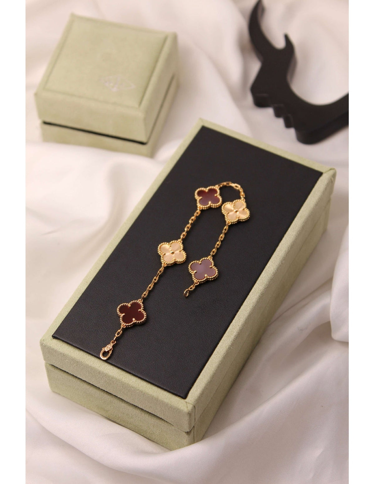 VAN CLEEF Alternating Clover and Sculpted Flower Bracelet