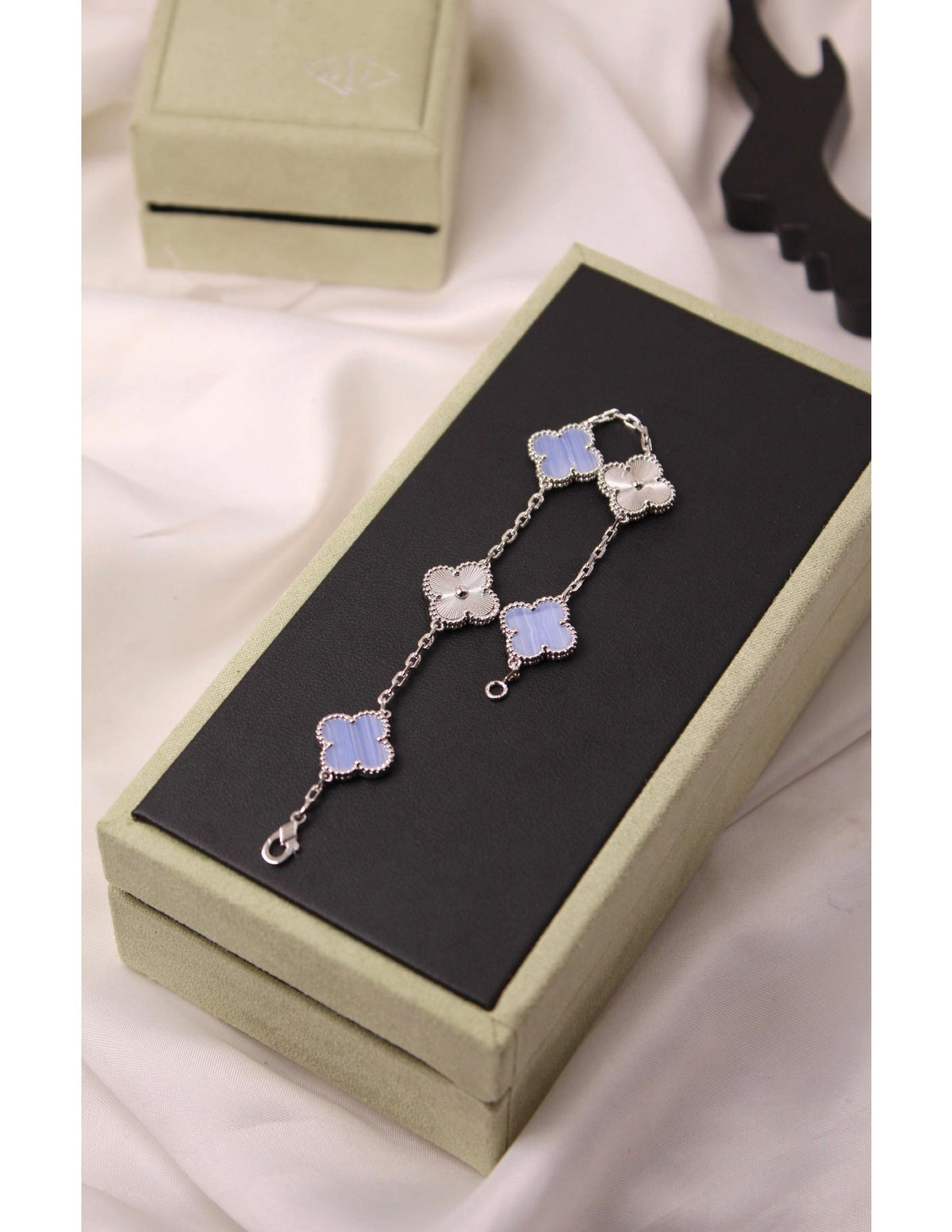 VAN CLEEF Alternating Clover and Sculpted Flower Bracelet