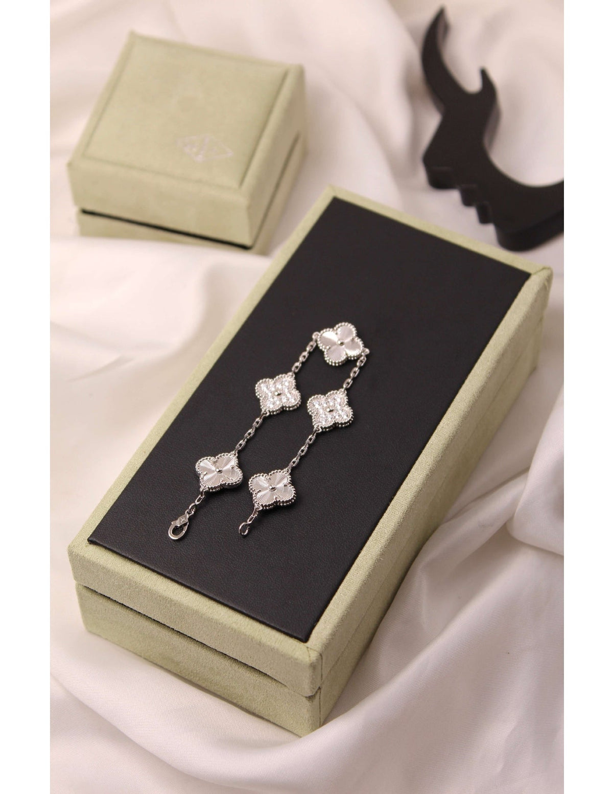 VAN CLEEF Alternating Smooth and Textured Clover Bracelet