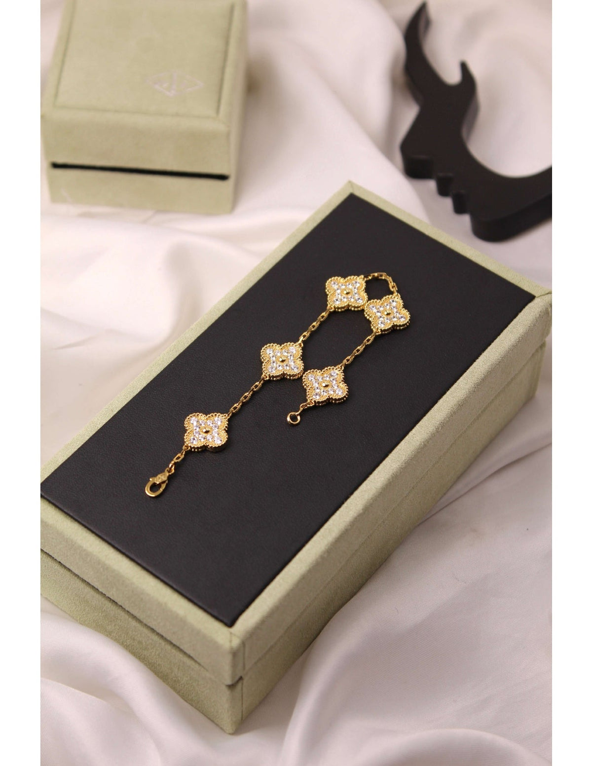 VAN CLEEF Textured Flower Bracelet