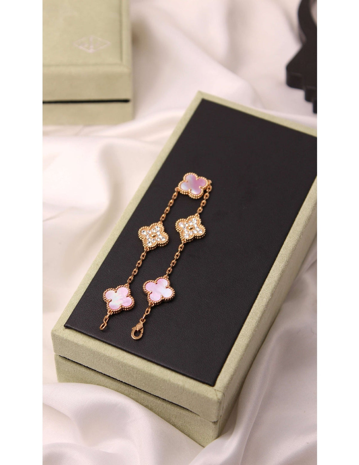 VAN CLEEF Alternating Clover and Textured Flower Bracelet