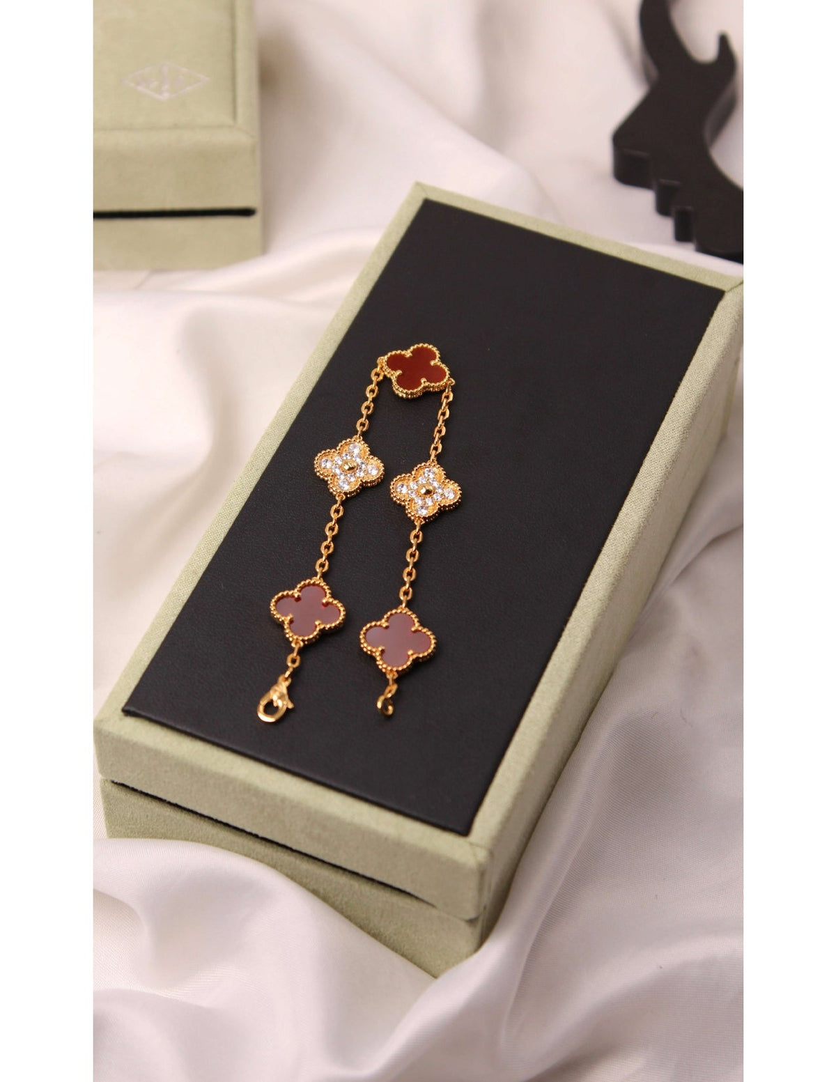 VAN CLEEF Alternating Clover and Textured Flower Bracelet