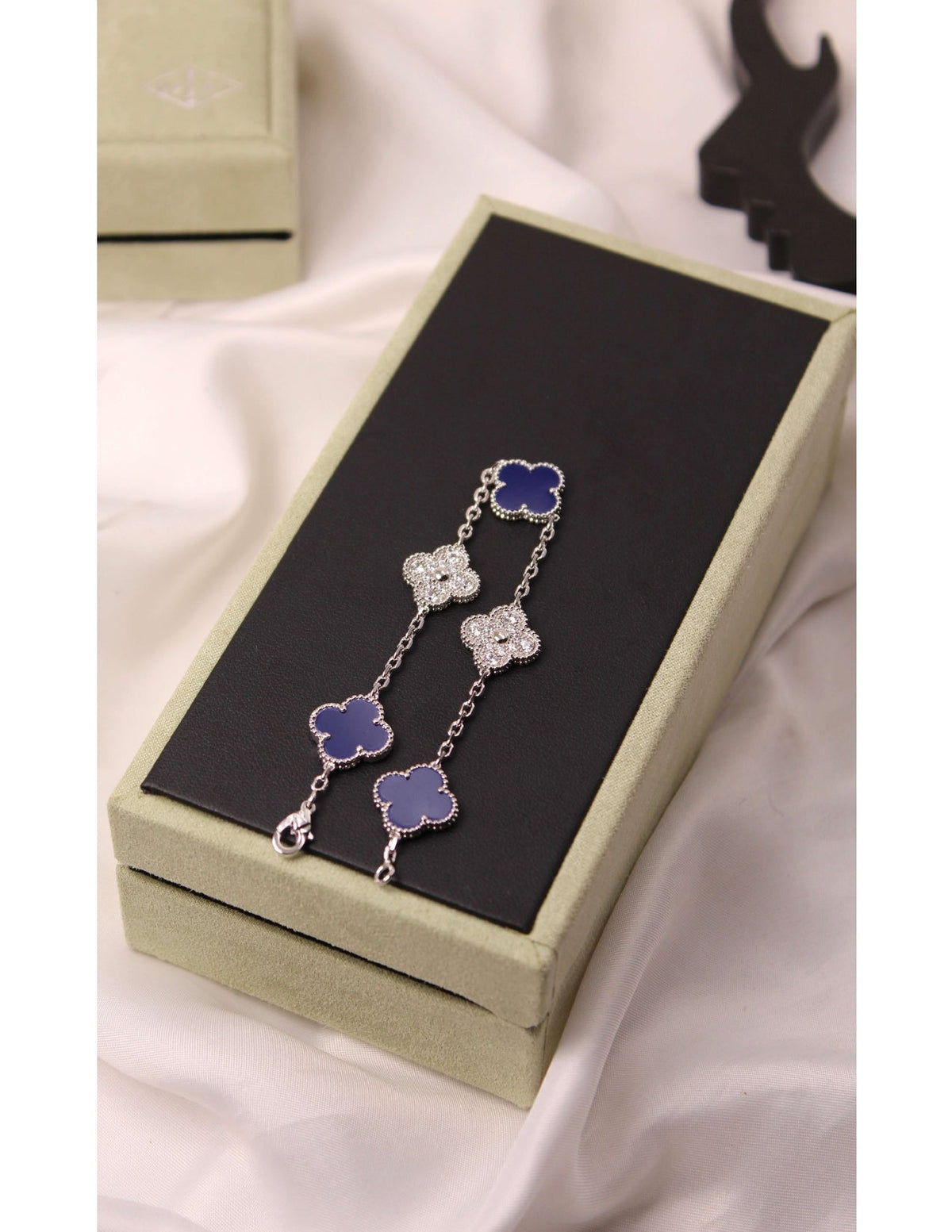 VAN CLEEF Alternating Clover and Textured Flower Bracelet