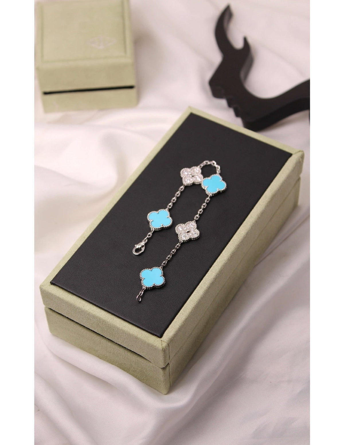 VAN CLEEF Alternating Clover and Textured Flower Bracelet
