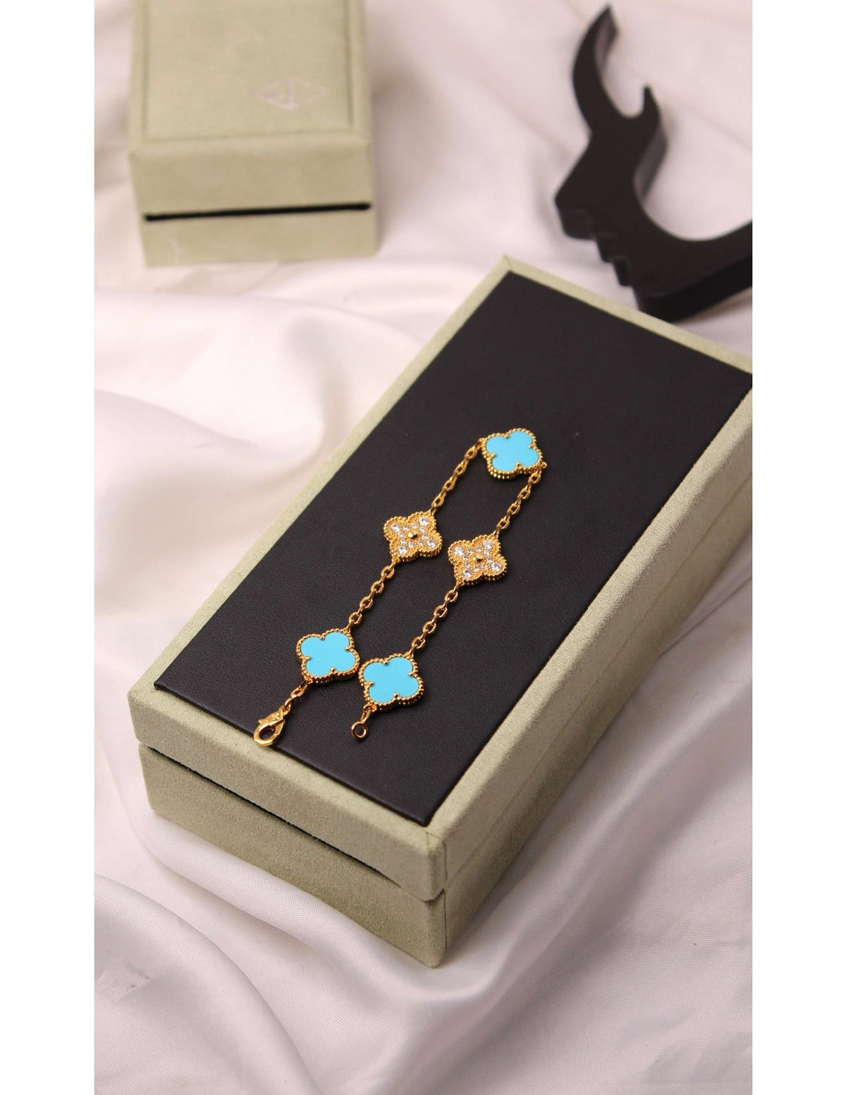 VAN CLEEF Alternating Clover and Textured Flower Bracelet