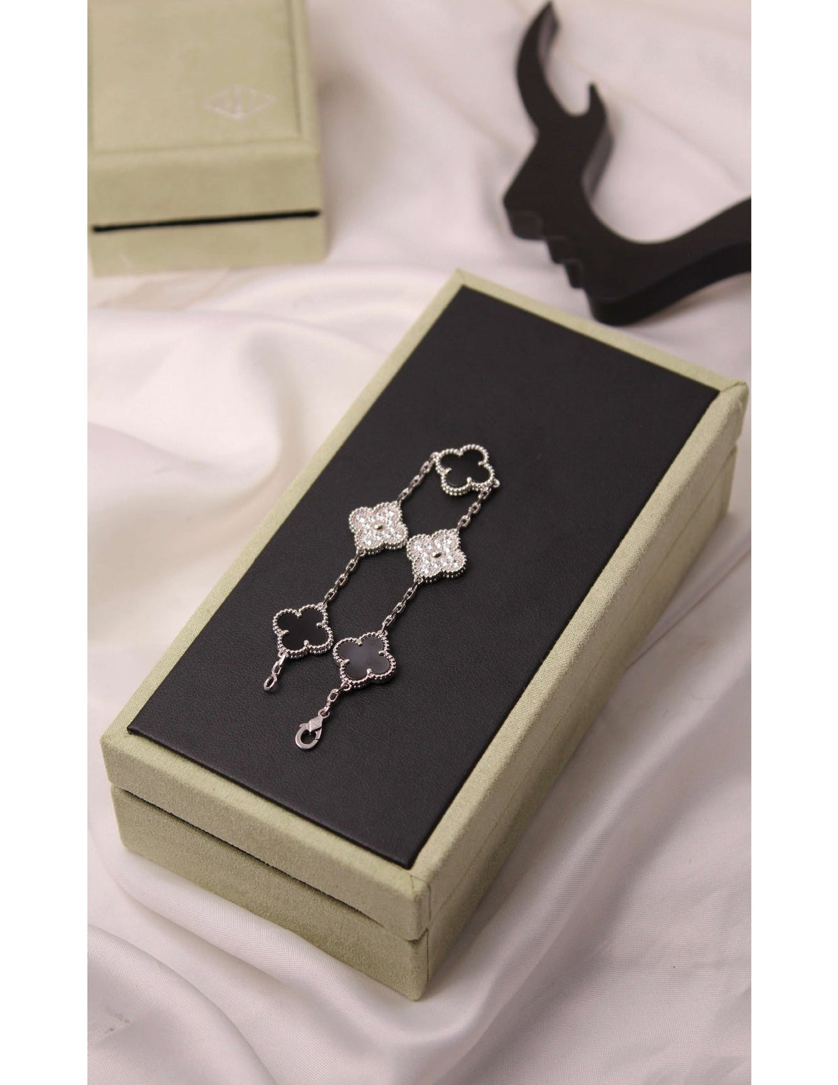 VAN CLEEF Alternating Clover and Textured Flower Bracelet