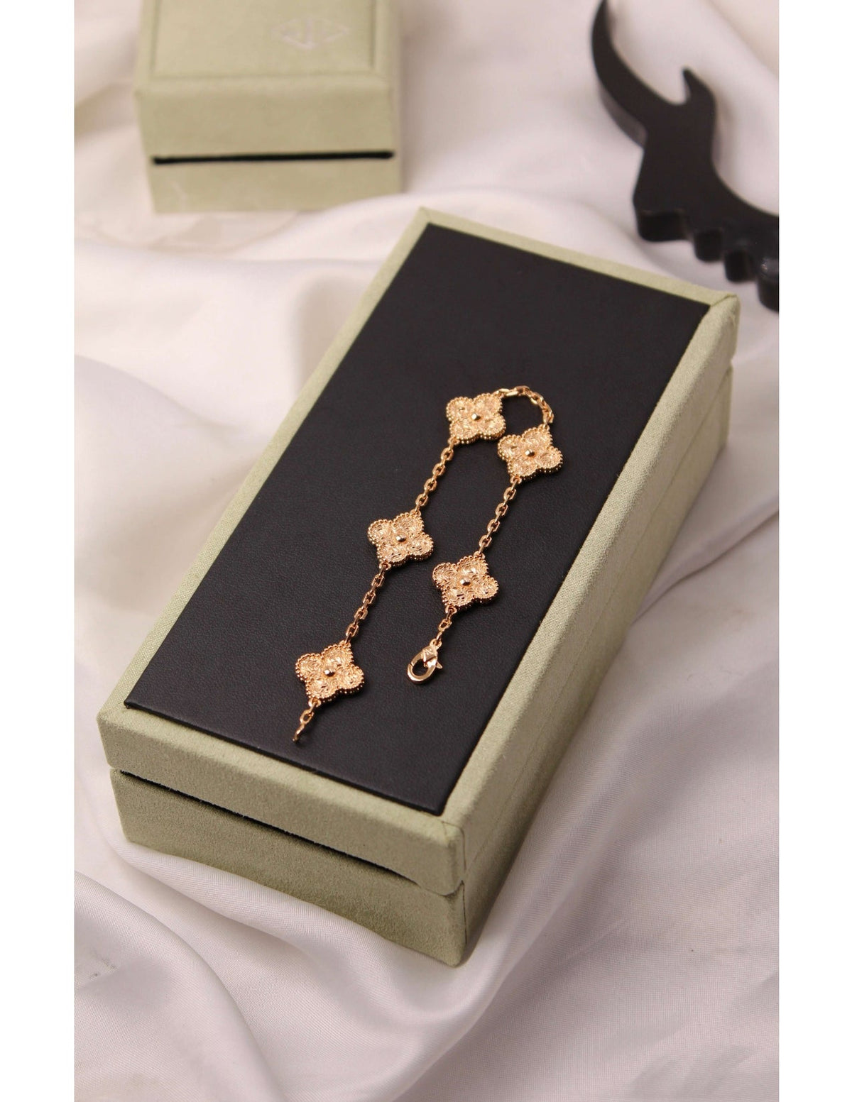 VAN CLEEF Textured Clover Bracelet